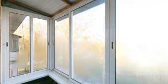 Остекление Г - образного балкона холодного профиля, внутреннее оформление деревянными панелями