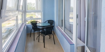 Ремонт балкона «под ключ»: укладка напольной плитки, тёплые окна, зона отдыха